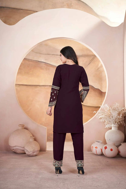 Salwar suit marron en georgette avec broderie et travail Siroski