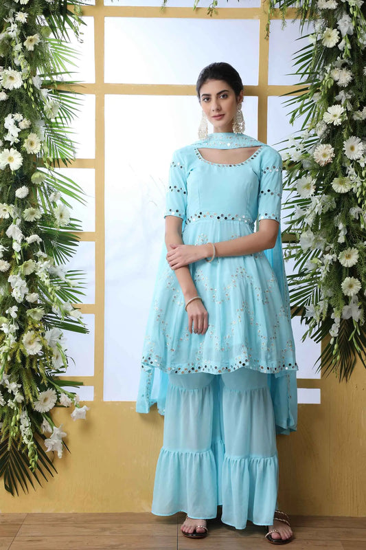 Salwar Suit en Georgette Bleu Ciel avec Broderie au Fil, Sequins et Application de Miroirs