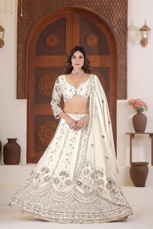 Lehenga blanc cygne scintillant en soie chinon et zari COLLECTION SANIYA