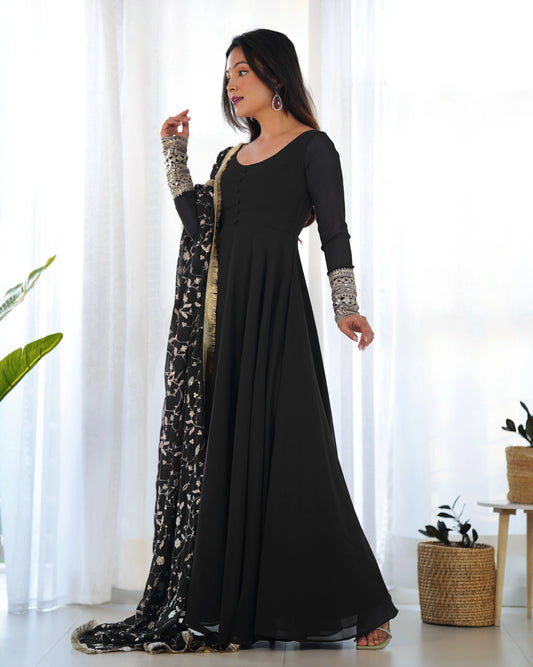 Romantisches schwarzes Maxi-Anarkali-Kleid-Set mit Stickerei