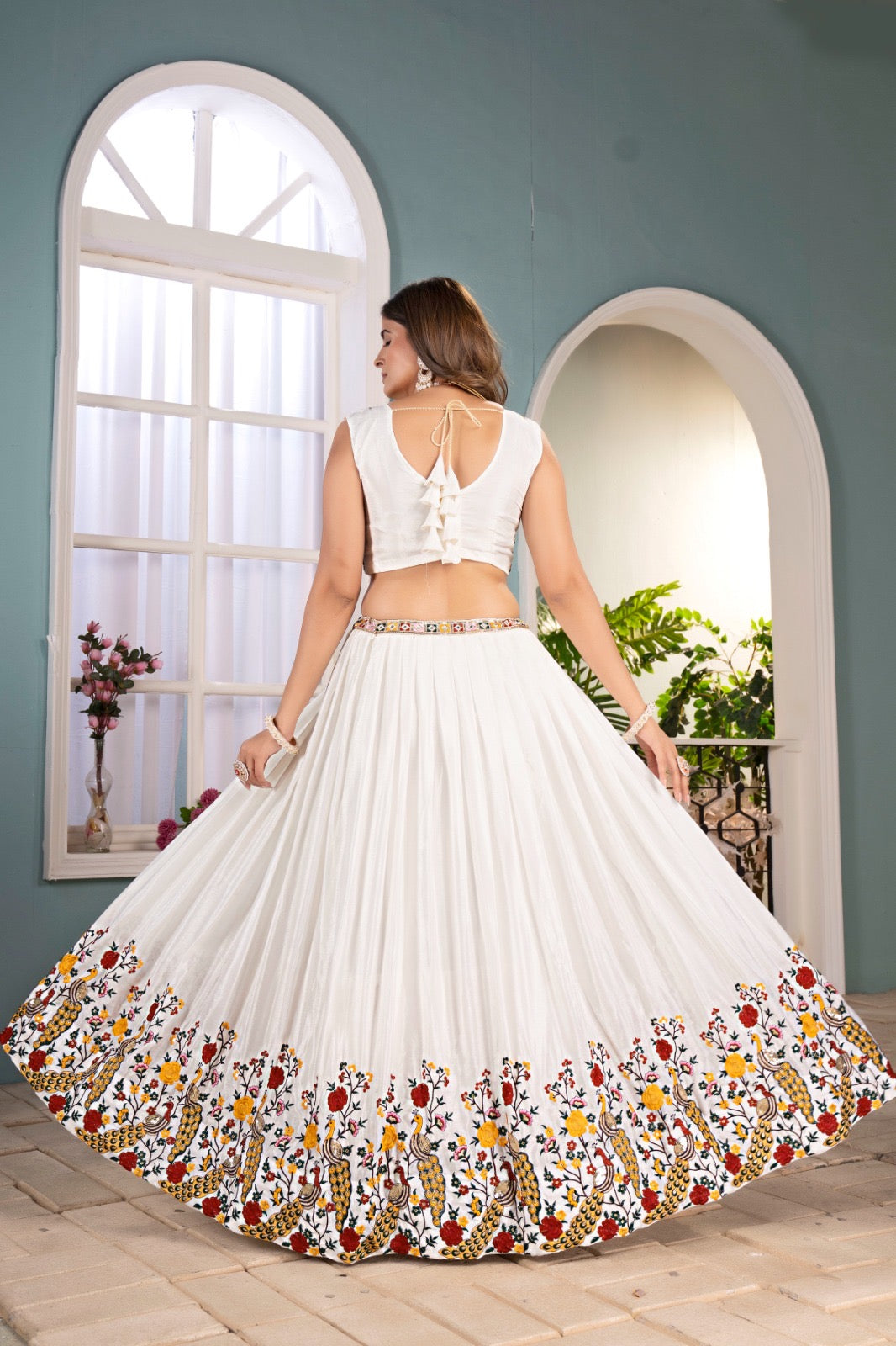 Lehenga choli blanc en chinon aux fleurs multicolores brodées
