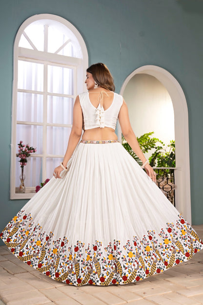 Lehenga choli blanc en chinon aux fleurs multicolores brodées