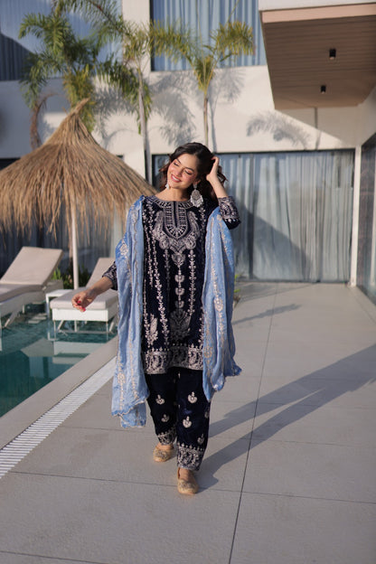 Ensemble Salwar bleu foncé et clair en velours premium et broderies zari