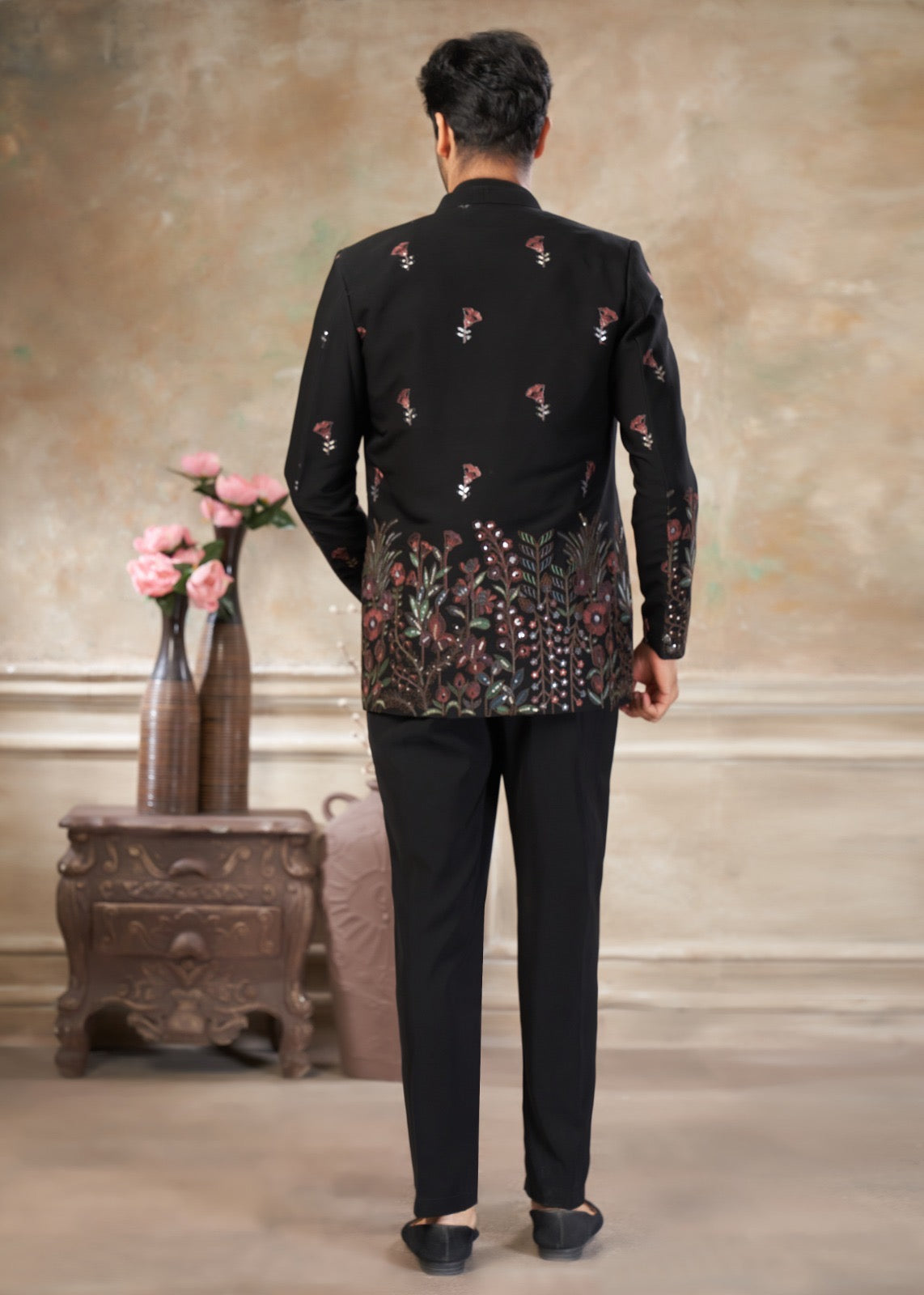 Ensemble Homme Costume Jodhpuri Noir Avec Poche Sur Veste Haut de Gamme en Terry Rayon avec Broderies de fleurs et Sequins COLLECTION KANWAR