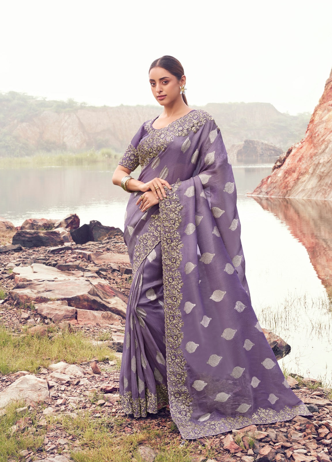 Sari violet clair en pure soie et jacquard  COLLECTION SAYAARAH