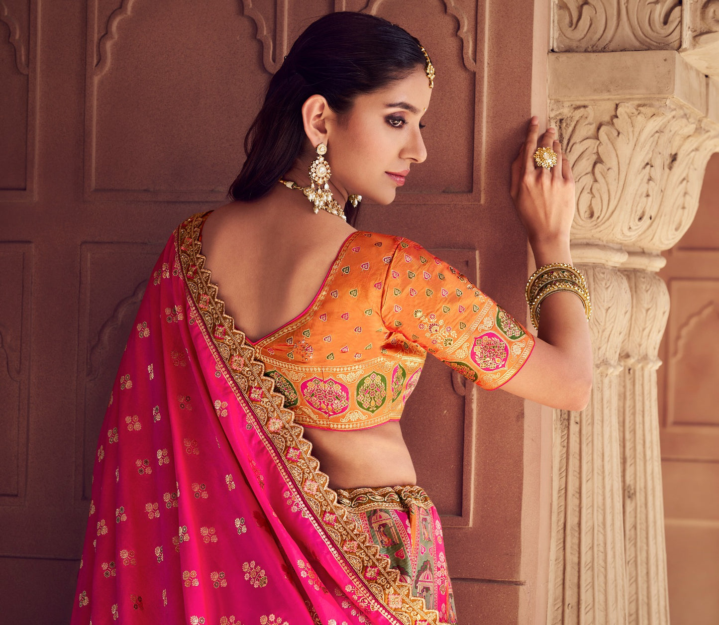 Lehenga de mariée rose fuchsia et moutarde en soie Banarasi premium, broderies Swarovski, sequins,  avec ceinture et pochette COLLECTION AMYRA