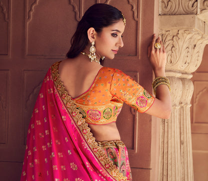 Lehenga de mariée rose fuchsia et moutarde en soie Banarasi premium, broderies Swarovski, sequins,  avec ceinture et pochette COLLECTION AMYRA