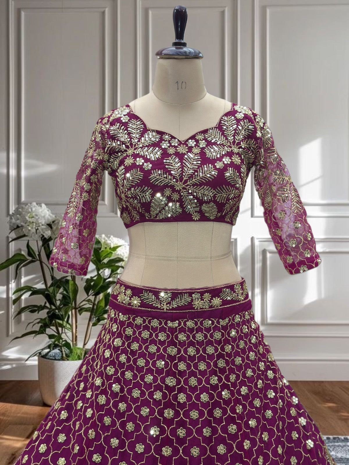 Eleganter rosa-grauer Braut-Lehenga mit Zarkan-Stickerei und Pailletten