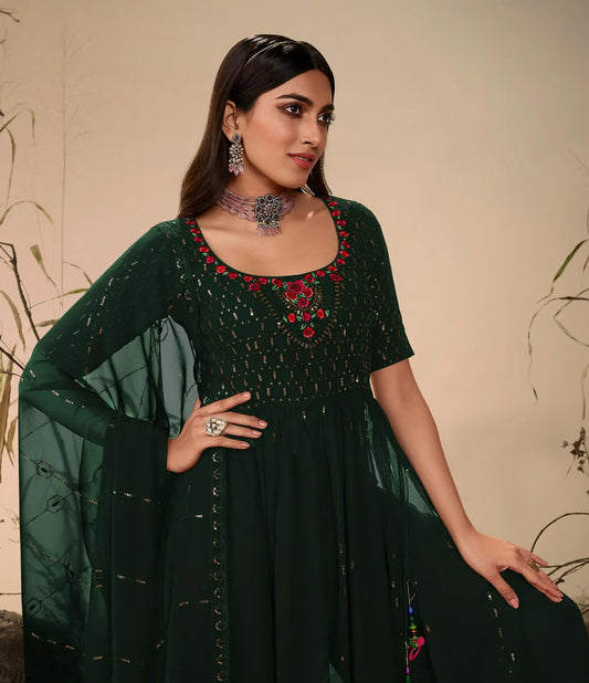 Salwar Suit en Georgette Vert Foncé avec Broderie au Fil et Sequins, accompagné d'un Palazzo