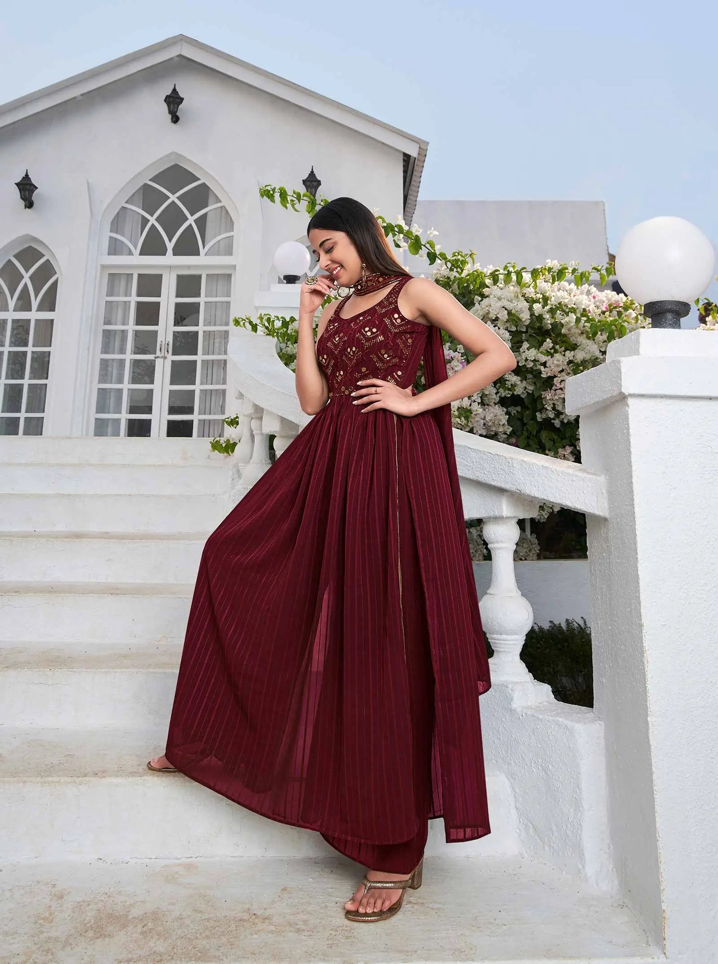 Salwar Suit en Georgette Rouge Bordeaux avec Broderie au Fil et Sequins, accompagné d'un Palazzo