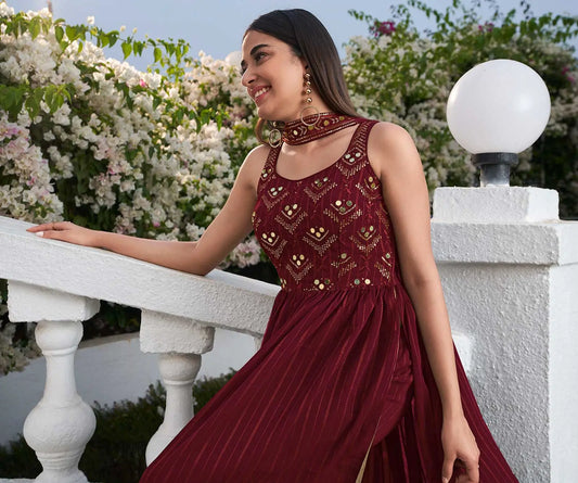 Salwar Suit en Georgette Rouge Bordeaux avec Broderie au Fil et Sequins, accompagné d'un Palazzo