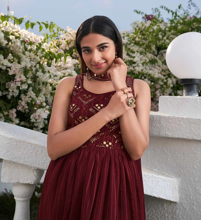 Salwar Suit en Georgette Rouge Bordeaux avec Broderie au Fil et Sequins, accompagné d'un Palazzo