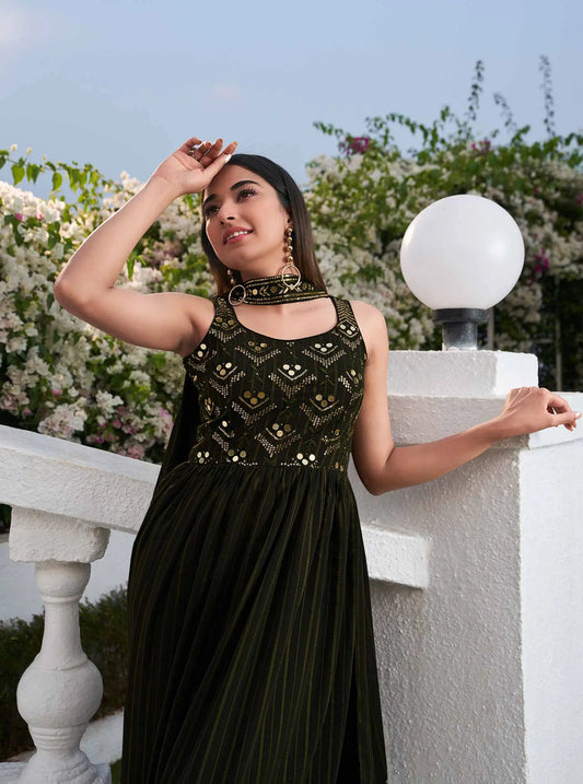 Salwar Suit en Georgette Vert Olive avec Broderie au Fil et Sequins, accompagné d'un Palazzo
