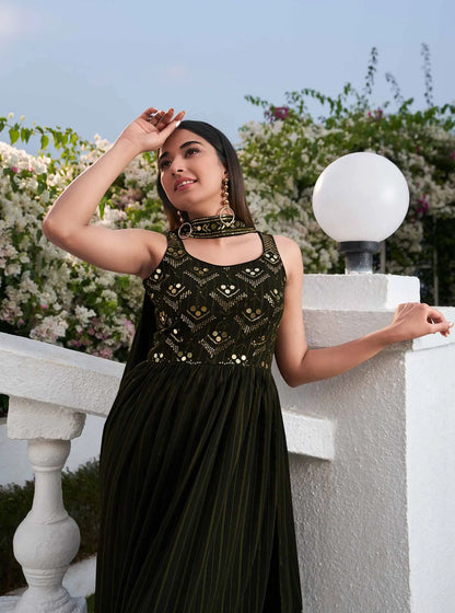 Salwar Suit en Georgette Vert Olive avec Broderie au Fil et Sequins, accompagné d'un Palazzo