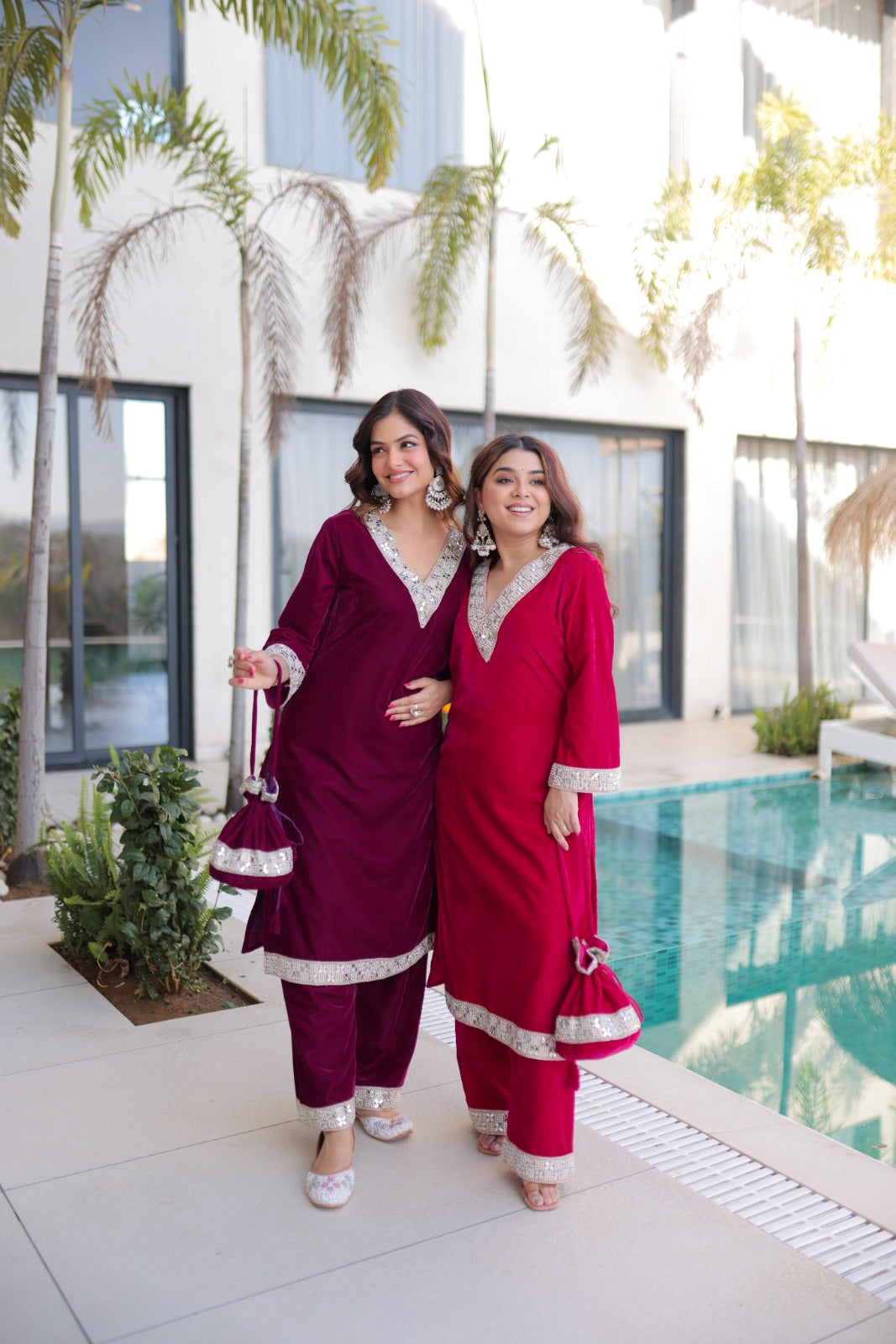 Ensemble Salwar Suit rouge bordeaux et argenté en velours et zari avec sac style batwa assorti COLLECTION ZOYA