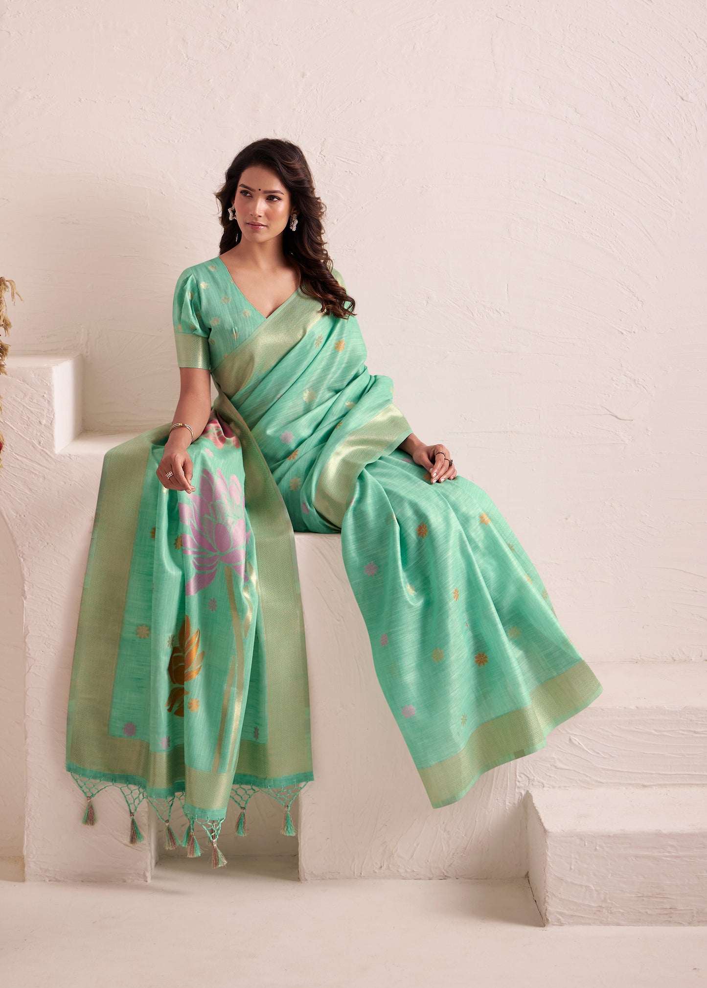 Sari bleu turquoise aux motifs romantiques de fleurs COLLECTION ISHITA