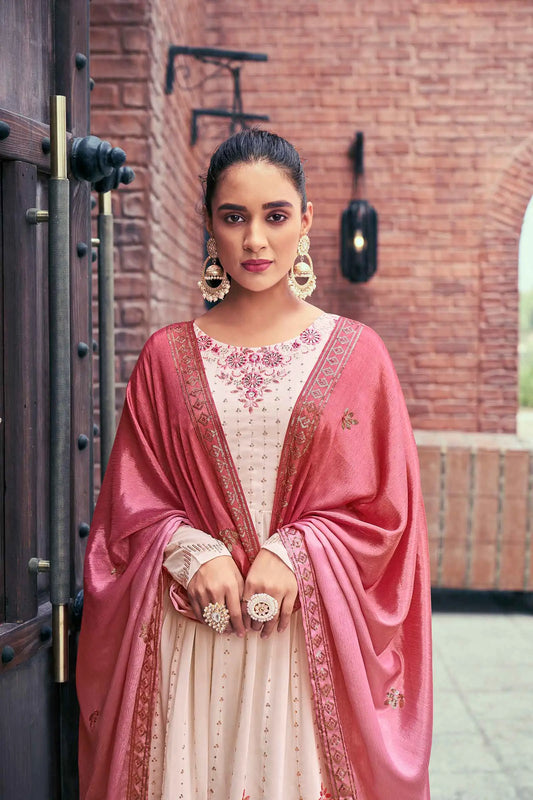 Ensemble Salwar Palazzo en Georgette Rose Doux avec Broderie en Fil et Sequins