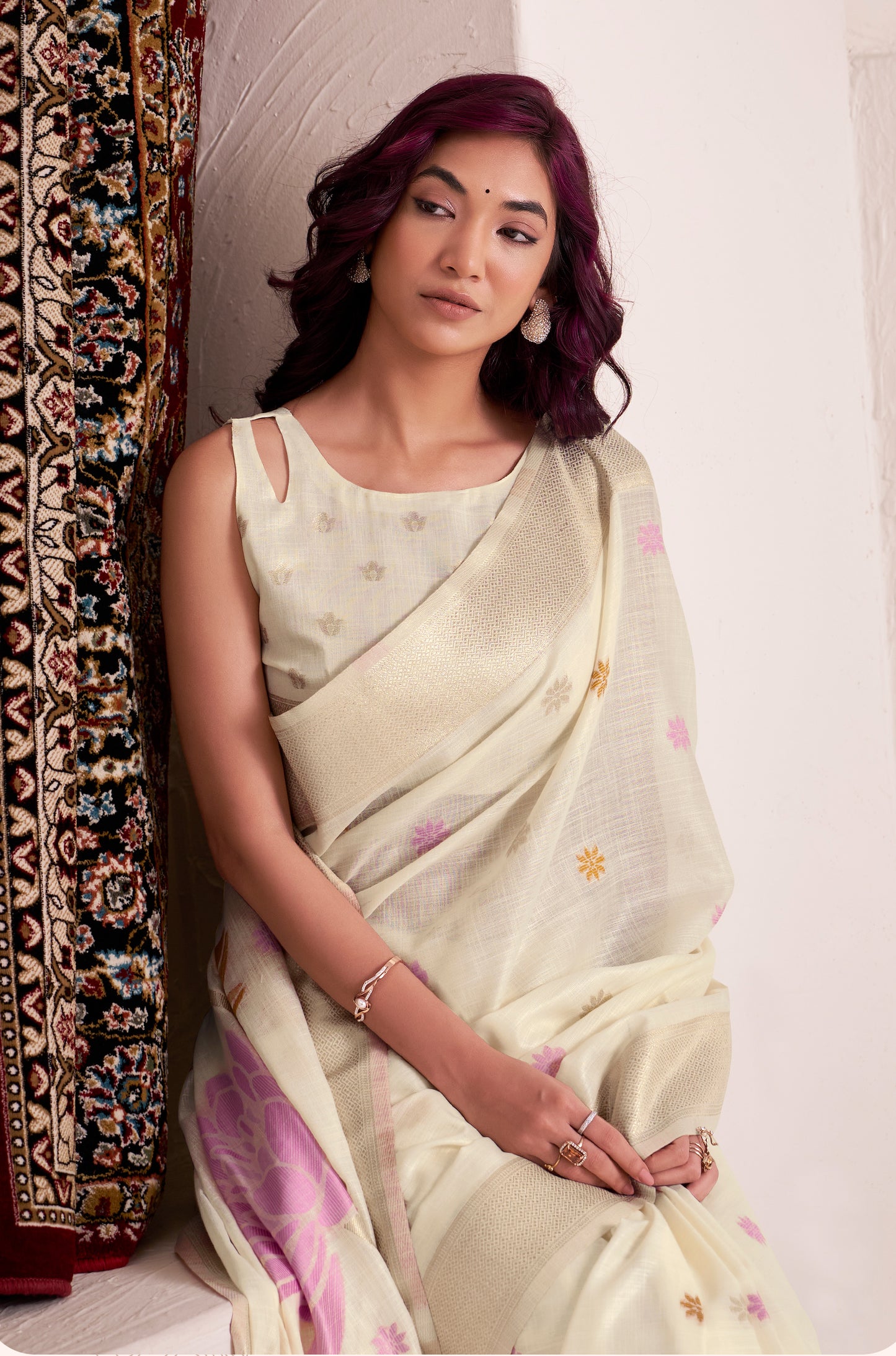 Sari beige clair aux motifs romantiques de fleurs COLLECTION ISHITA