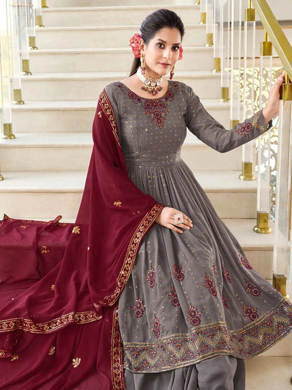 Ensemble Salwar Palazzo en Georgette Gris avec Broderie en Fil et Sequins