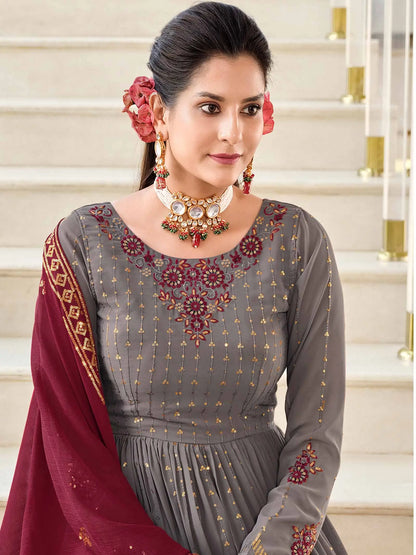 Ensemble Salwar Palazzo en Georgette Gris avec Broderie en Fil et Sequins