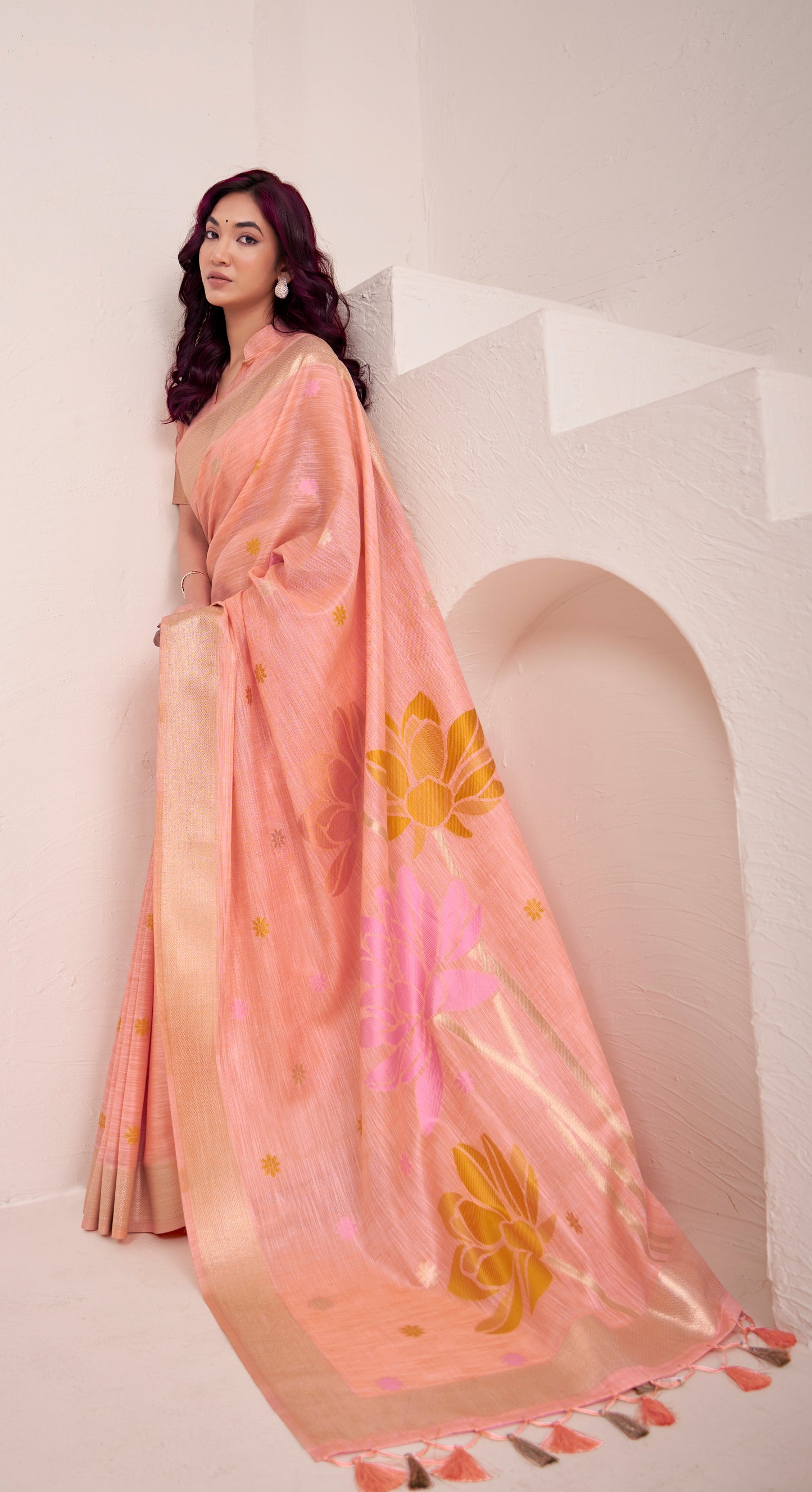 Sari rose saumon clair aux motifs romantiques de fleurs COLLECTION ISHITA