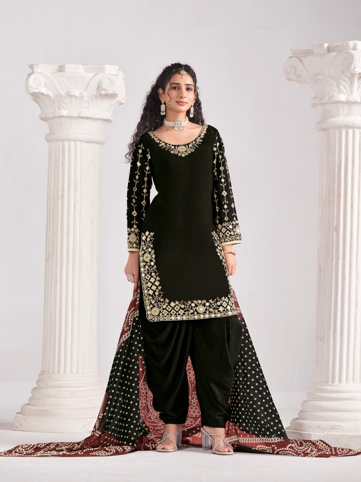 Salwar Suit noir aux détails dorés en soie chanderi COLLECTION MEHER