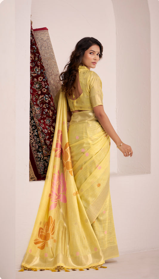 Sari jaune pâle aux motifs romantiques de fleurs COLLECTION ISHITA