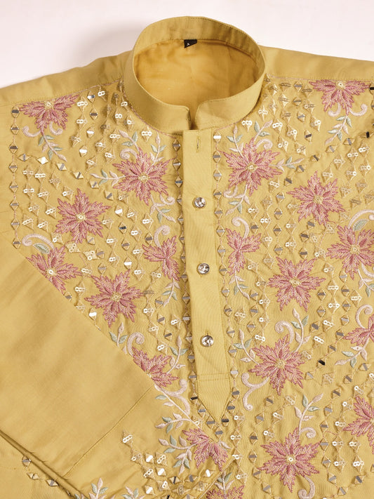 Pfirsichfarbener Chiffon-Abendsari mit Kristallen, Pailletten und Fadenstickerei