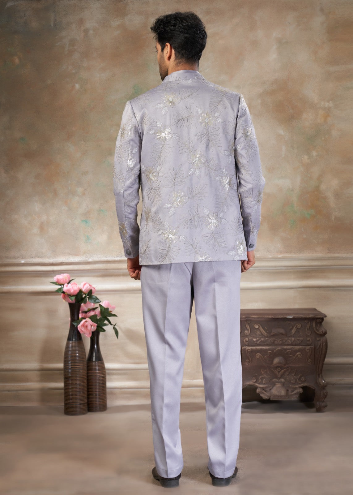 Ensemble Homme Costume Jodhpuri  Gris Clair Avec Poche Sur Veste Haut de Gamme en Terry Rayon avec Broderies et Sequins COLLECTION KANWAR