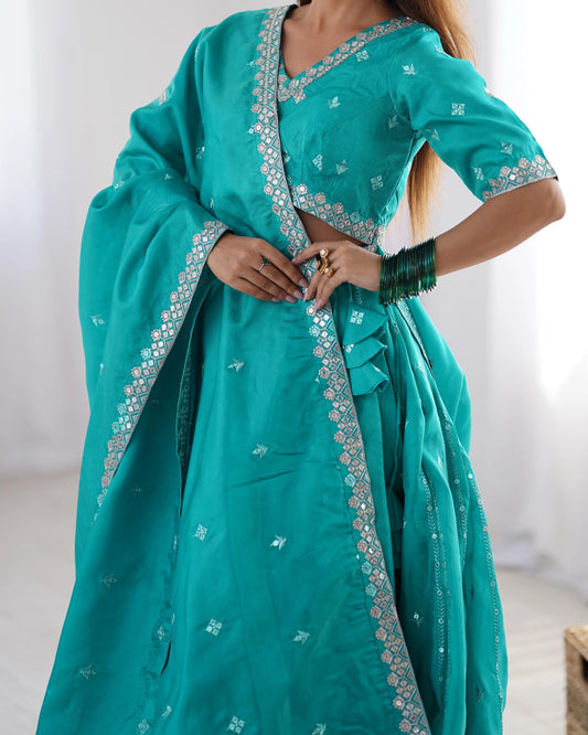 Orangefarbener Designer-Lehenga-Choli mit Blumenmuster, verziert mit zarten Stickereien und begleitet von einer passenden Koti-Jacke