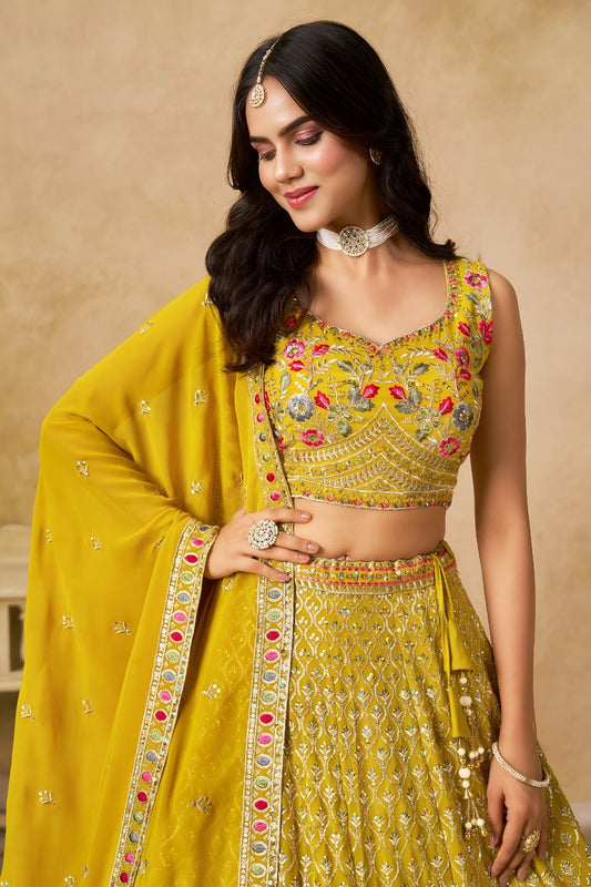 Lehenga jaune haldi avec broderies romantiques de fleurs COLLECTION MONICA