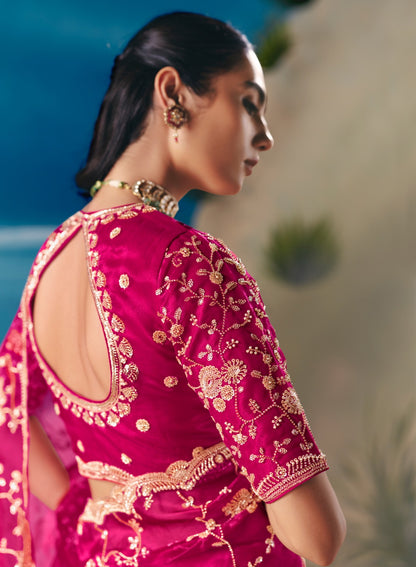 Sari rose fuchsia aux broderies de sequins et pierres scintillantes COLLECTION ANVESHI