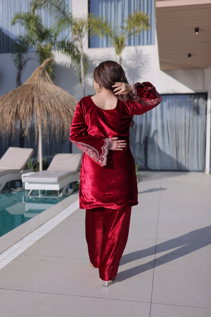 Ensemble Salwar rouge et noir en velours léger de qualité et broderies zari