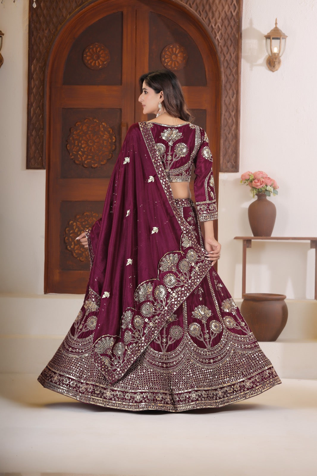 Lehenga bordeaux rouge scintillant en soie chinon et zari COLLECTION SANIYA