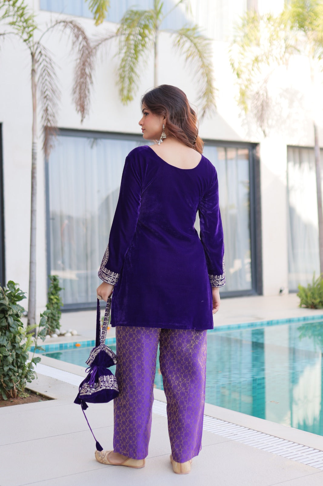Ensemble Salwar Suit violet foncé et clair en velours et zari avec sac style batwa assorti COLLECTION ZOYA