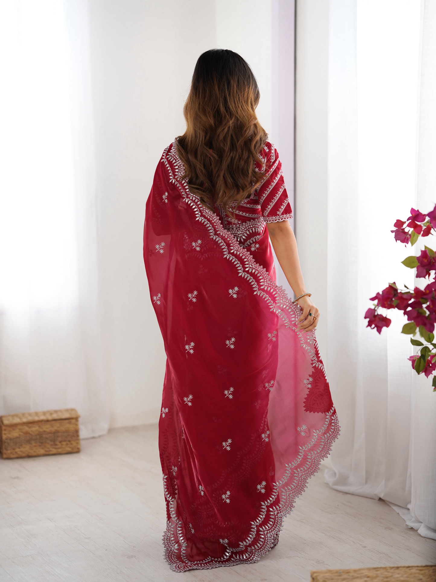 Sari de fête rouge scintillant avec broderies et sequins