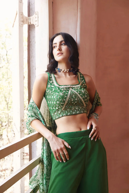 Trendiges grünes Henna-Set im Indo-Western-Stil mit handgefertigter Stickerei und langem Bolero ANAYA COLLECTION