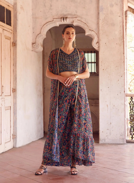 Elegantes indo-westliches Sharara-Set aus marineblauem Georgette mit Handstickerei, bestehend aus einer Sharara und einem Cape ANAYA COLLECTION