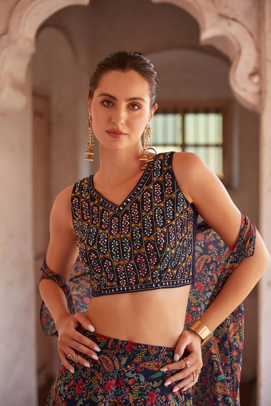 Elegantes indo-westliches Sharara-Set aus marineblauem Georgette mit Handstickerei, bestehend aus einer Sharara und einem Cape ANAYA COLLECTION