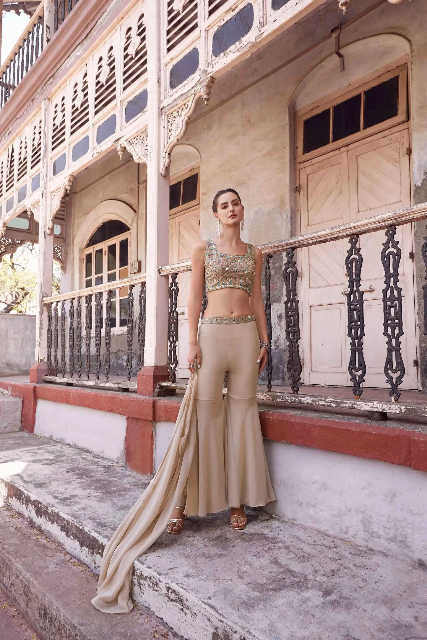 Elegantes indo-westliches Sharara-Set in Dunkelbeige mit handbestickter Jacke ANAYA COLLECTION
