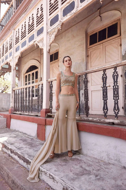 Elegantes indo-westliches Sharara-Set in Dunkelbeige mit handbestickter Jacke ANAYA COLLECTION