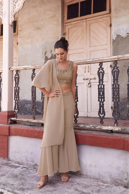 Elegantes indo-westliches Sharara-Set in Dunkelbeige mit handbestickter Jacke ANAYA COLLECTION