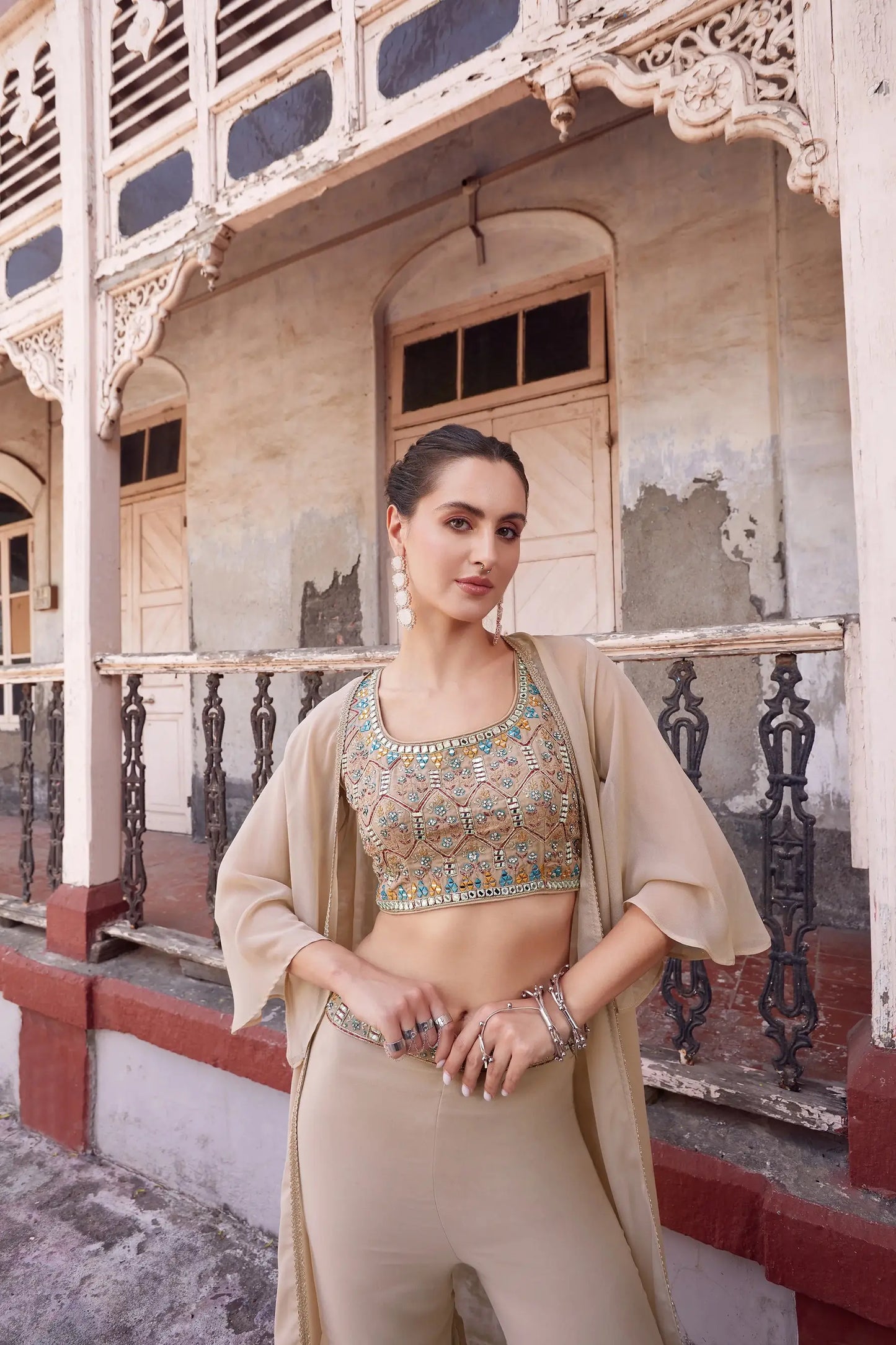 Elegantes indo-westliches Sharara-Set in Dunkelbeige mit handbestickter Jacke ANAYA COLLECTION