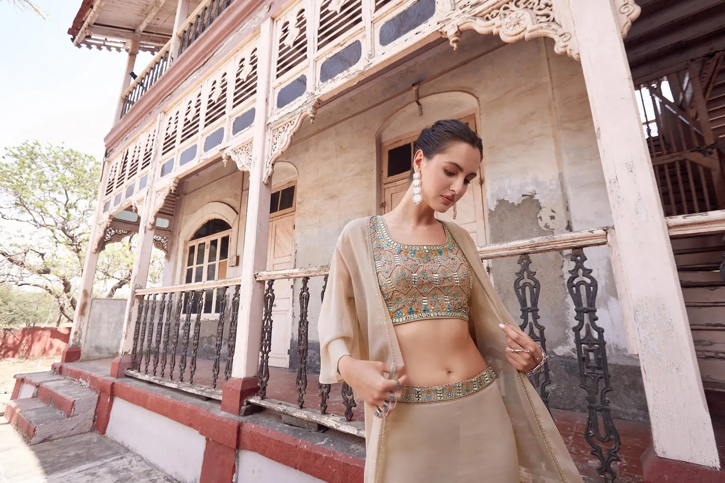 Elegantes indo-westliches Sharara-Set in Dunkelbeige mit handbestickter Jacke ANAYA COLLECTION