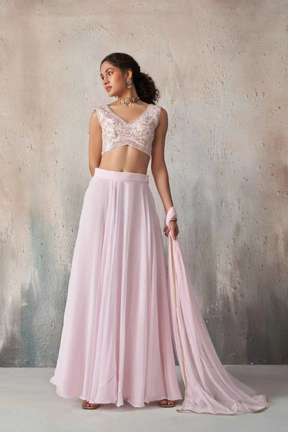 Weiches, blassrosa Georgette-Lehenga-Set im Indo-Western-Stil mit Handarbeit und Dupatta