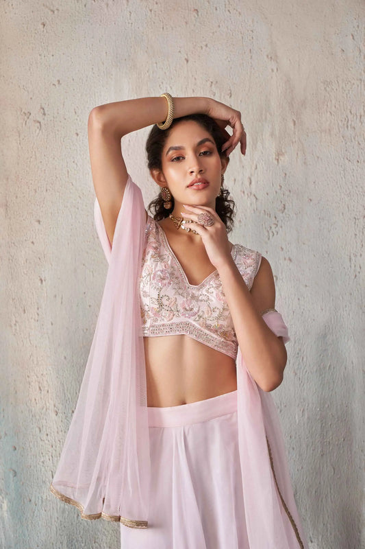 Weiches, blassrosa Georgette-Lehenga-Set im Indo-Western-Stil mit Handarbeit und Dupatta