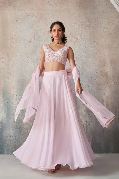 Weiches, blassrosa Georgette-Lehenga-Set im Indo-Western-Stil mit Handarbeit und Dupatta