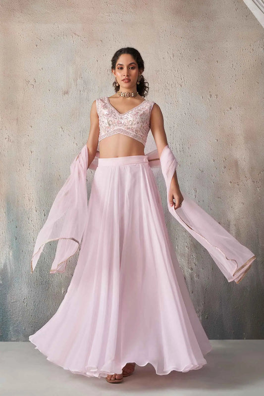 Weiches, blassrosa Georgette-Lehenga-Set im Indo-Western-Stil mit Handarbeit und Dupatta