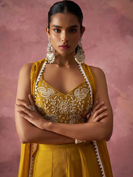 Senfgelbes Georgette-Designer-Sharara-Set im Indo-Western-Stil mit Handstickerei und passendem Shrug
