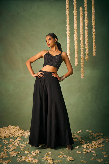 Indo-westliches Ensemble mit schwarzer Bluse, Khatli-Stickerei, dazu eine Sharara und ein Umhang